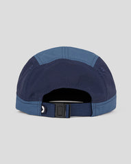 قبعة الجري الزرقاء